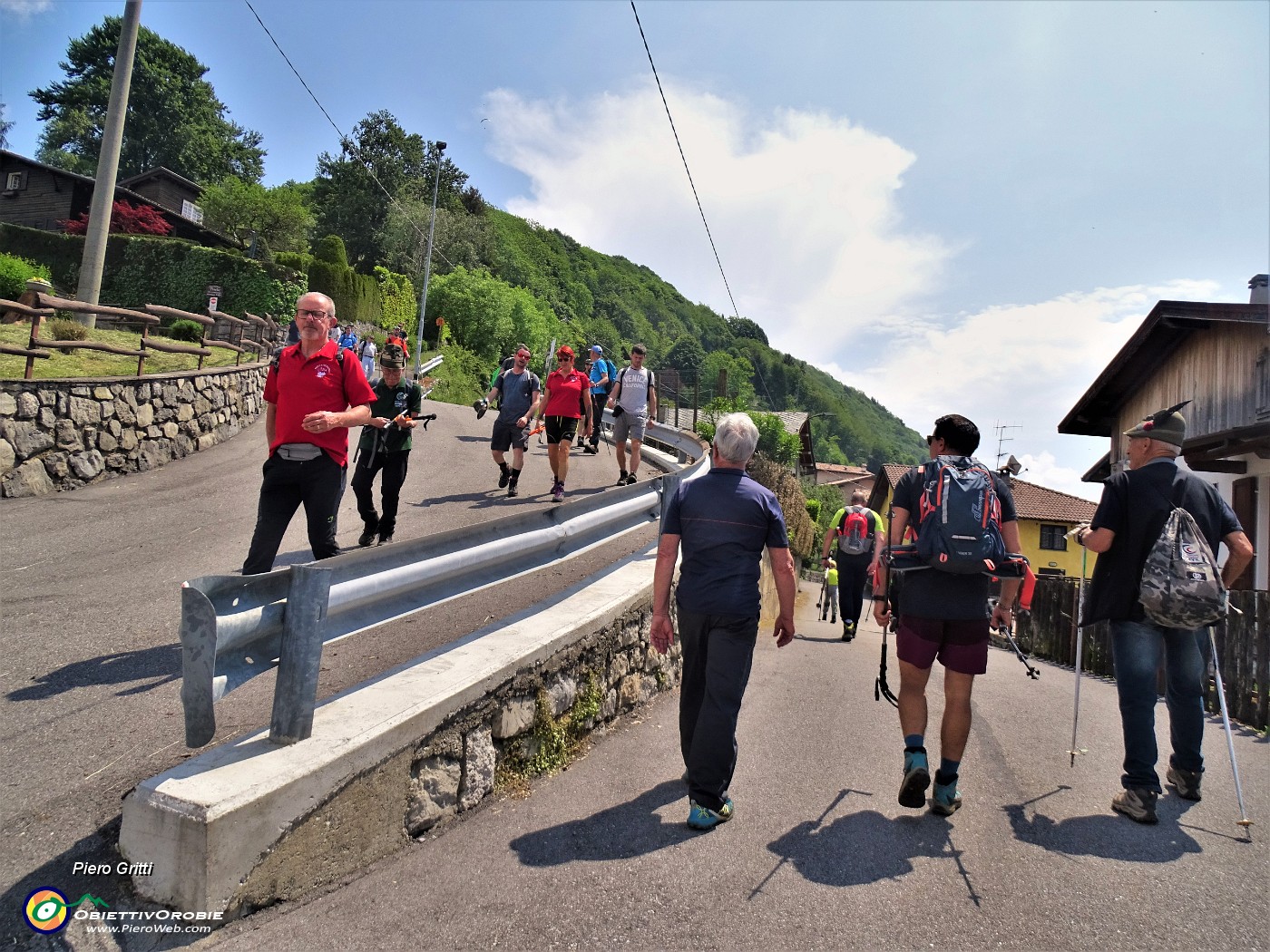 76 Rientro al parcheggio del Cantul al termine dell'anello in Cornagera.JPG